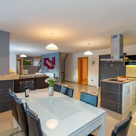 Karina Grubine, Imotski Villa